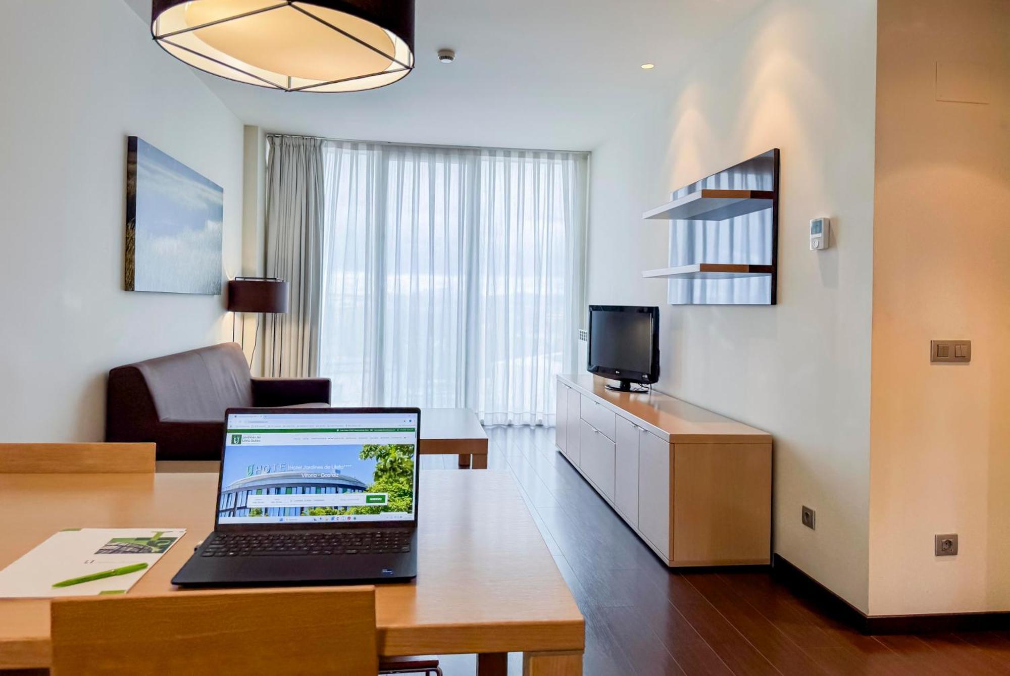 Hotel Jardines De Uleta Suites Vitoria-Gasteiz Kültér fotó
