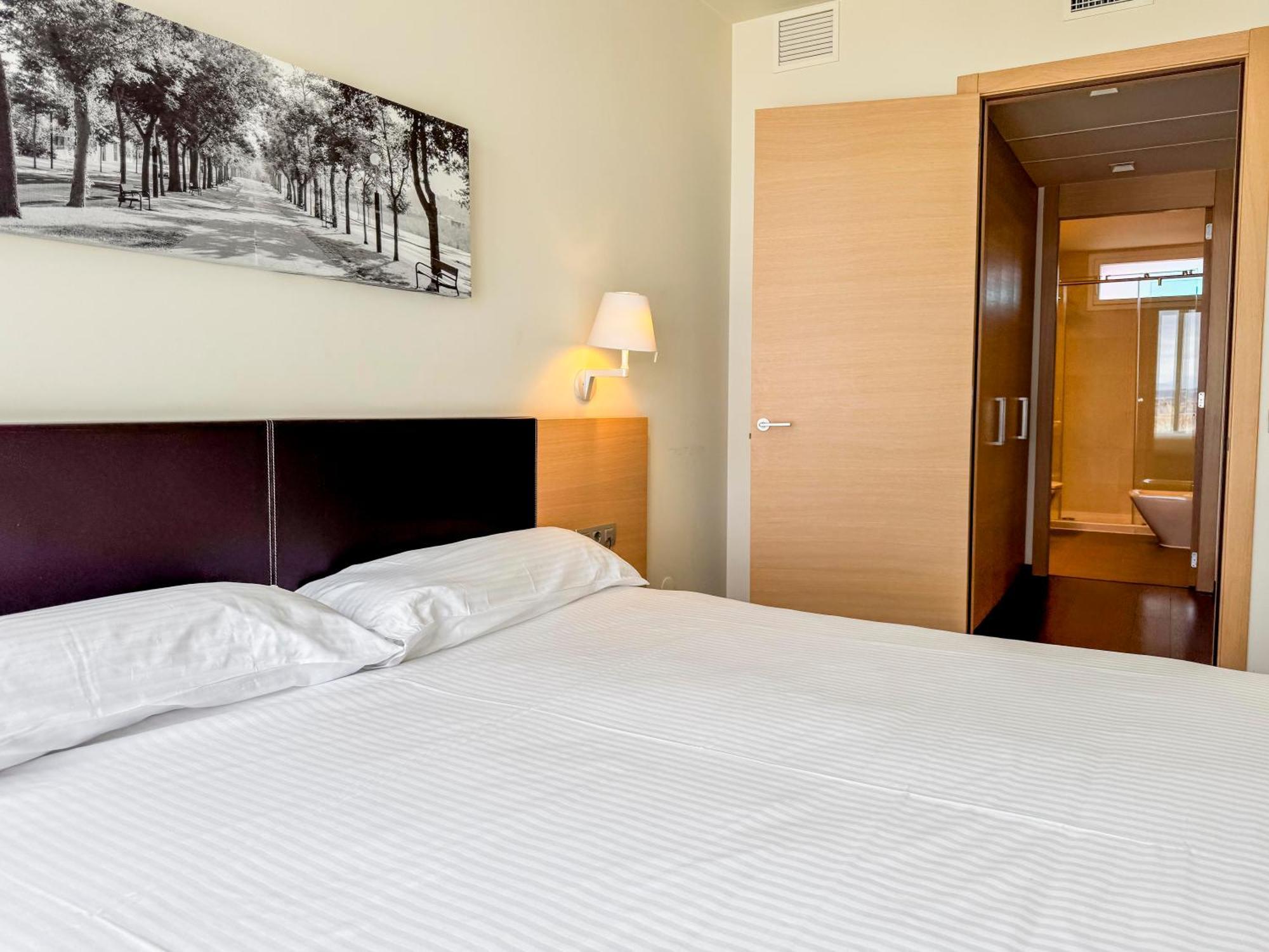 Hotel Jardines De Uleta Suites Vitoria-Gasteiz Kültér fotó